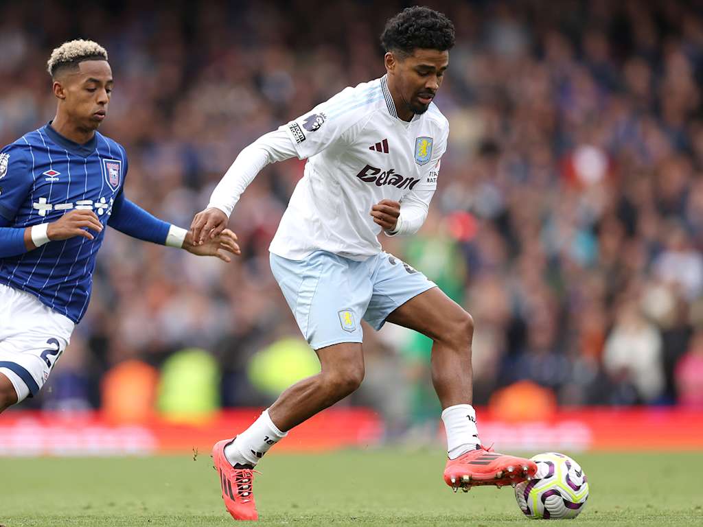 Ian Maatsen aborda a Conor Townsend en el partido entre Aston Villa e Ipswich Town