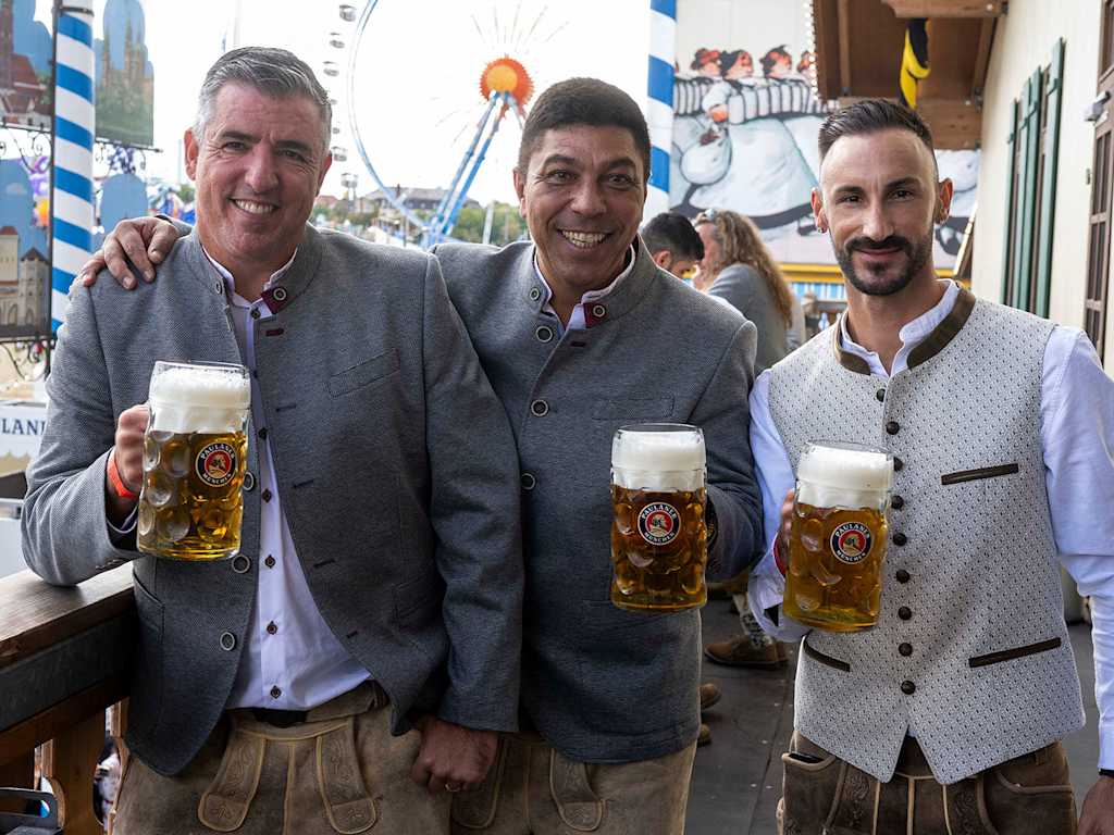 Roy Makaay, Giovane Elber y Diego Contento en el Oktoberfest con el FC Bayern Legends