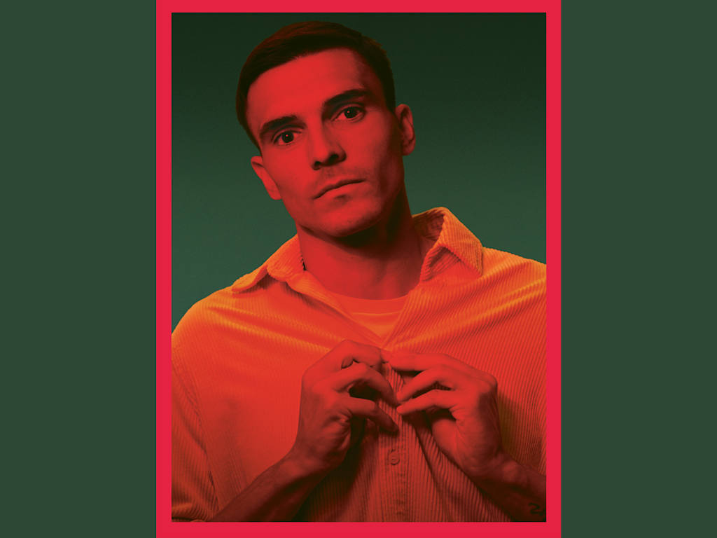 Joao Palhinha posa de rojo para FC Bayern Magazine 51
