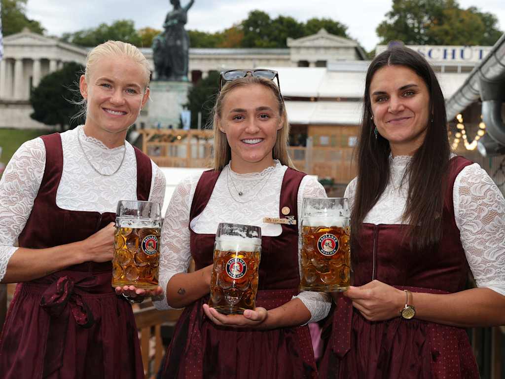 Pernille Harder, Georgia Stanway und Jovana Damnjanovic auf dem Oktoberfest.