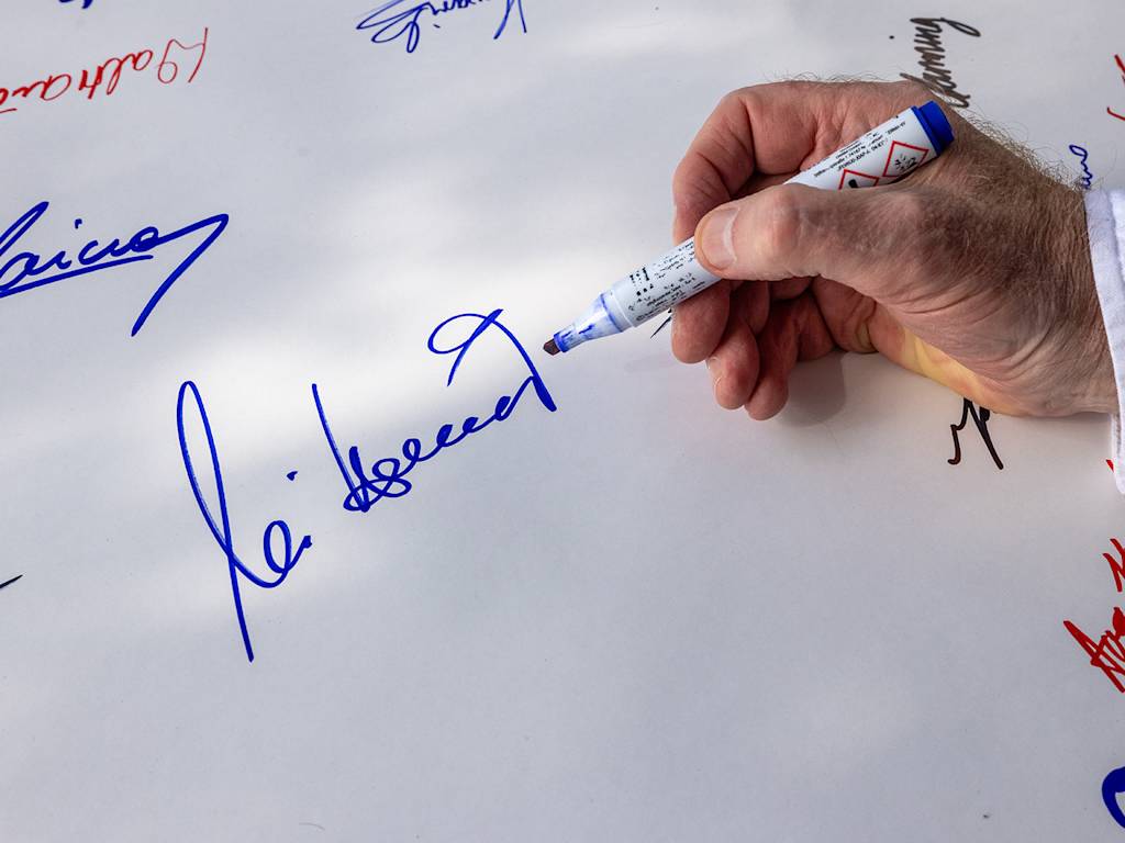 El FC Bayern participa en la campaña de recogida de firmas contra el extremismo de derechas, el antisemitismo, el racismo, el odio y la incitación al odio.