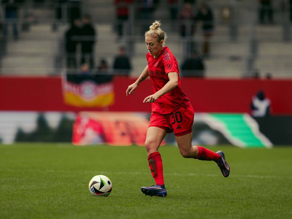 Carolin Simon in action against 1. FC Köln.