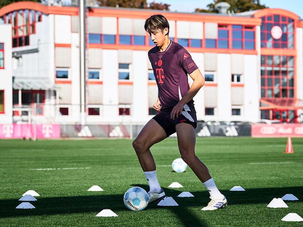 FC Bayern's Hiroki Ito trains with the ball on the training pitch at Säbener Straße.