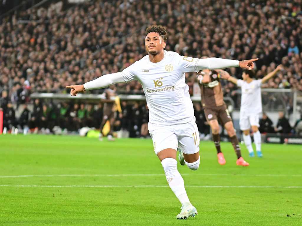 Armindo Sieb celebrates a goal
