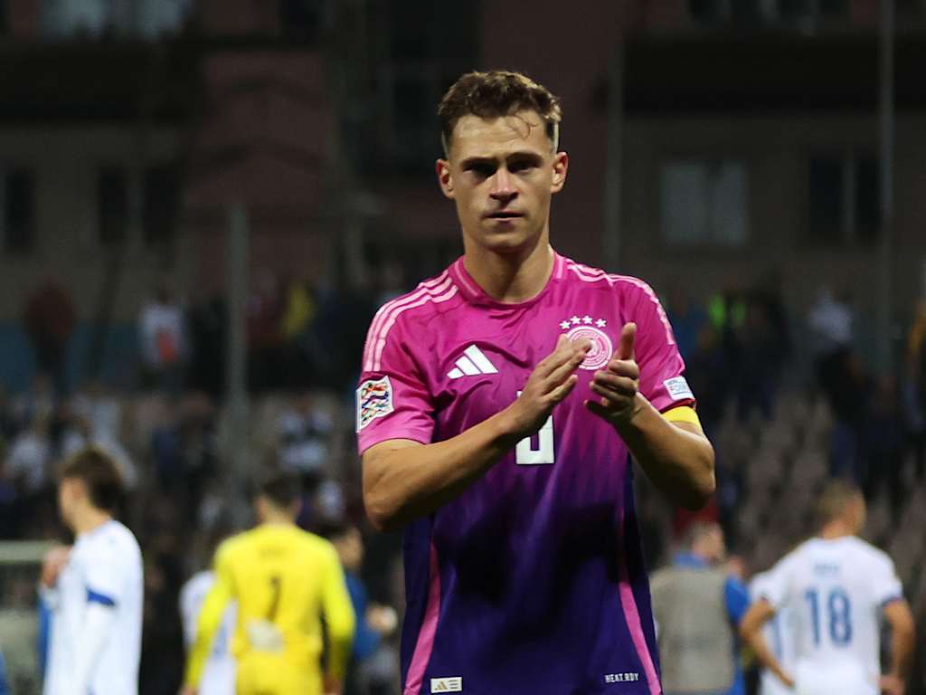 Joshua Kimmich klatscht nach dem Sieg  der DFB-Auswahl in Bosnien