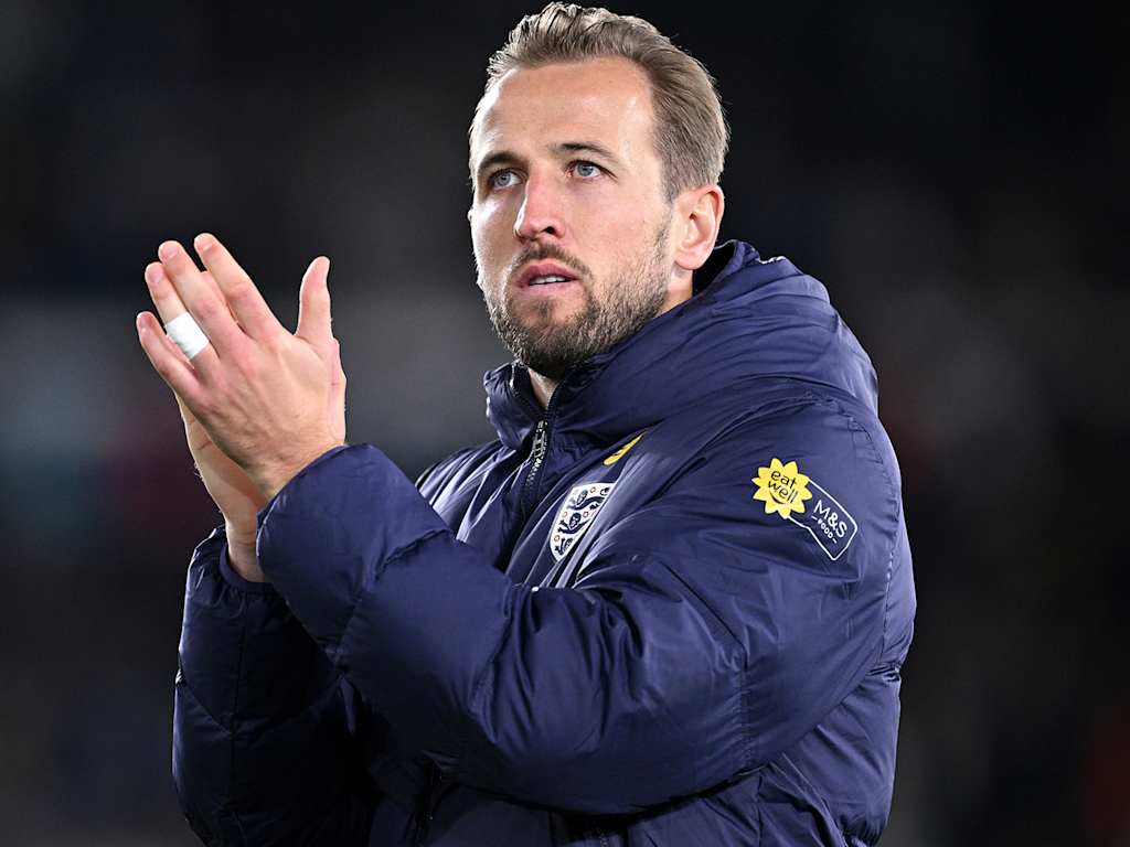 Harry Kane aplaude tras la victoria de Inglaterra en Finlandia