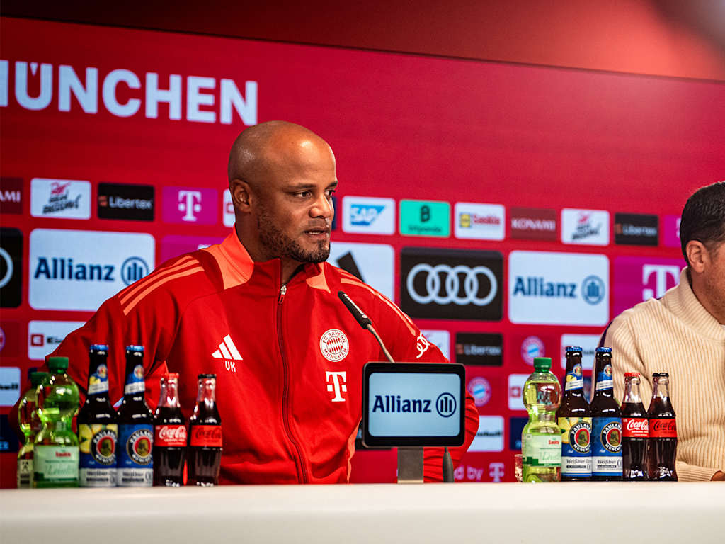 Vincent Kompany en la rueda de prensa del FC Bayern.