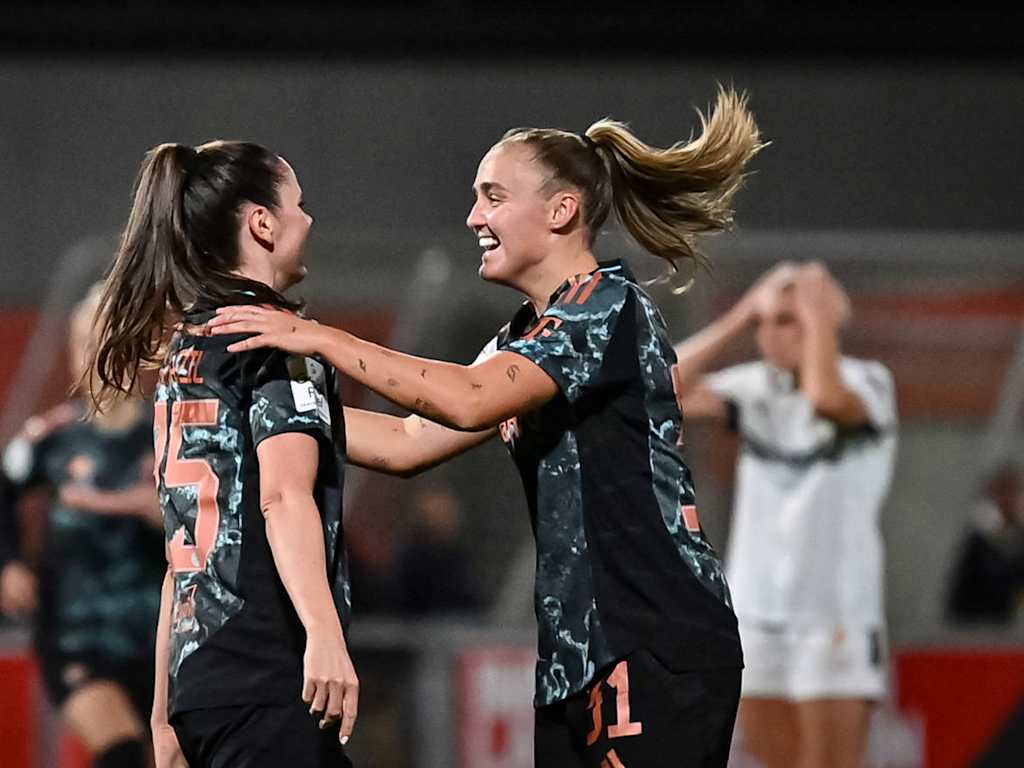 Pernille Harder, Zweikampf, FC Bayern Frauen auswärts bei Bayer 04 Leverkusen