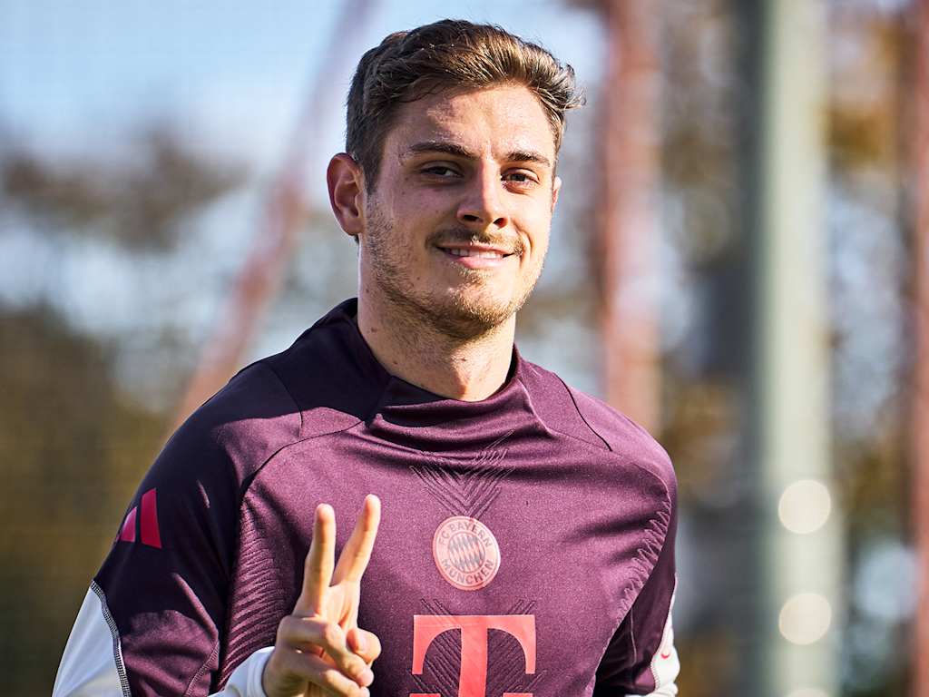 Josip Stanišić bei einer individuellen Laufeinheit beim FC Bayern