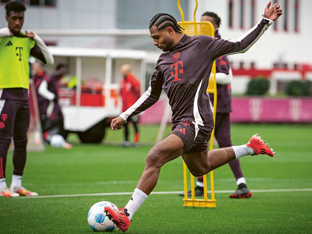Serge Gnabry remata a gol en un entrenamiento del FC Bayern