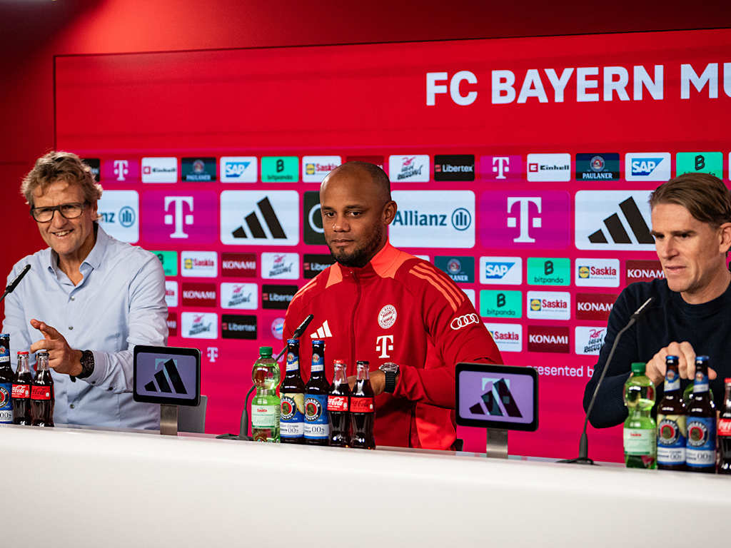 Vincent Kompany y Christoph Freund comparecen en la rueda de prensa del FC Bayern.
