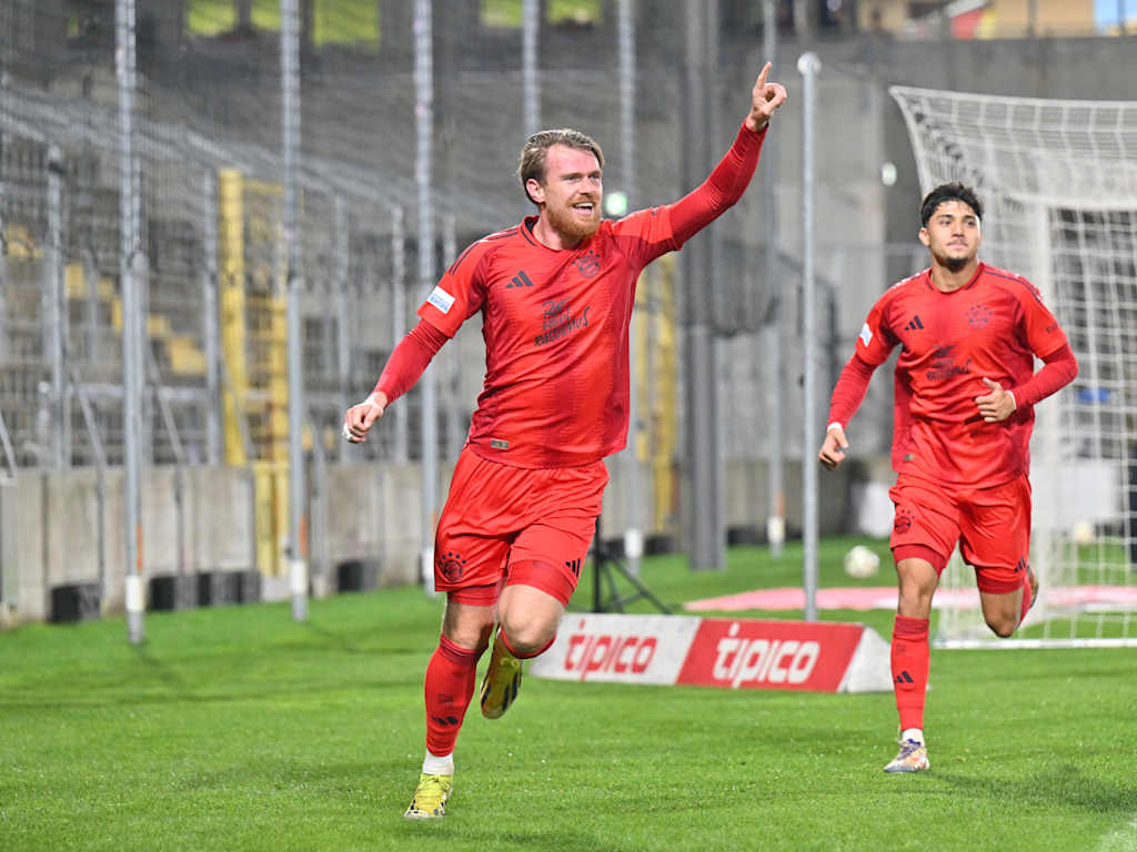 Steve Breitkreuz bejubelt sein Tor im Spiel der FC Bayern Amateure gegen die SpVgg Greuther Fürth II
