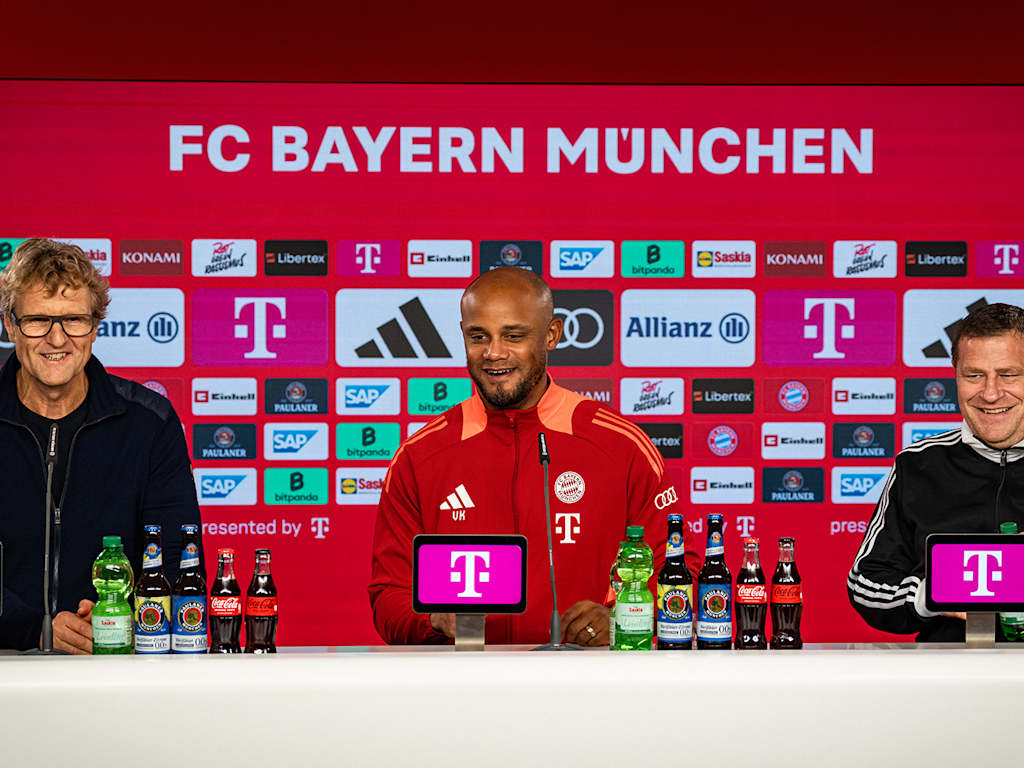 Vincent Kompany habla en la rueda de prensa del FC Bayern.