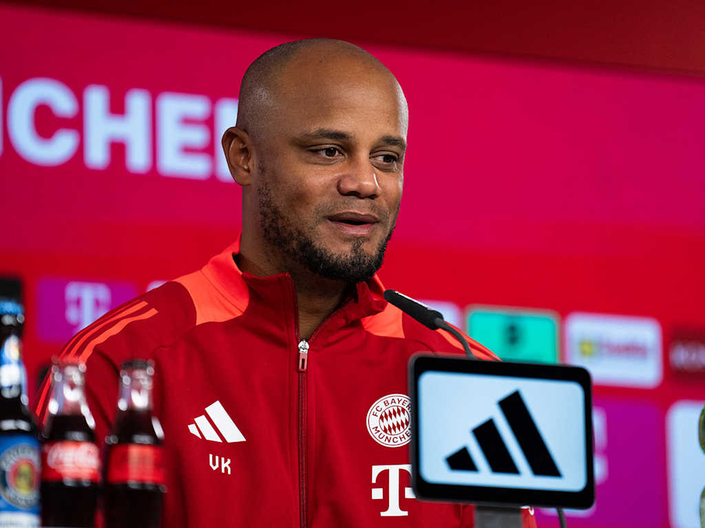 Vincent Kompany habla en la rueda de prensa del FC Bayern.