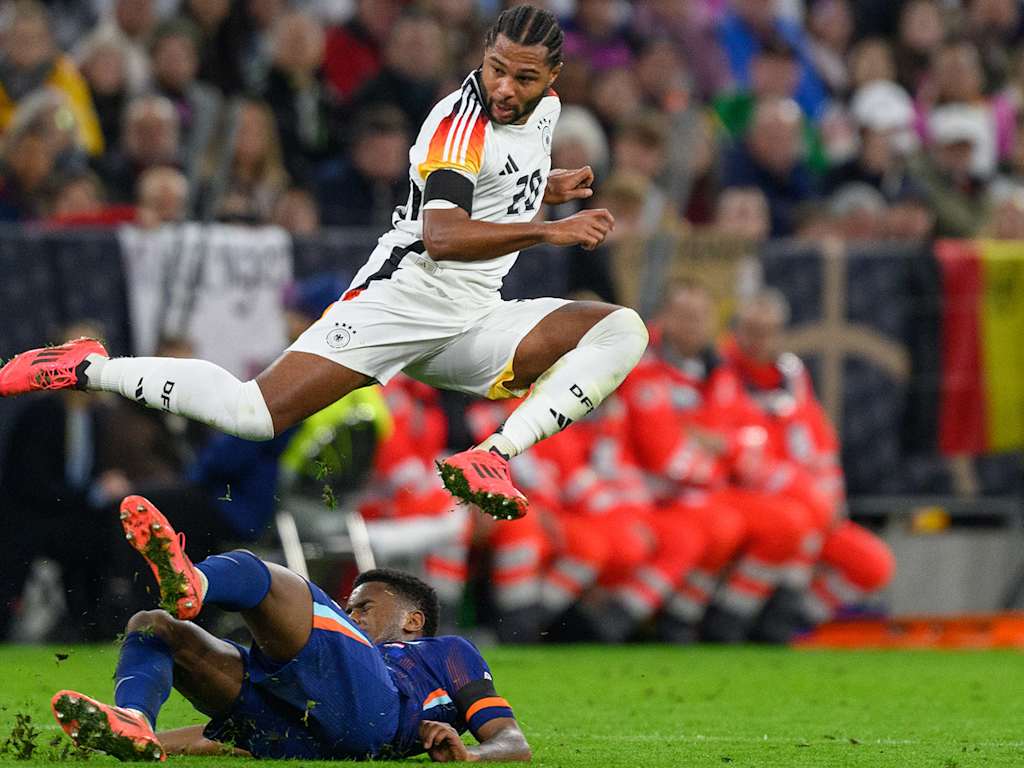 Serge Gnabry springt im Länderspiel der DFB-Auswahl gegen die Niederlande über seinen Gegenspieler