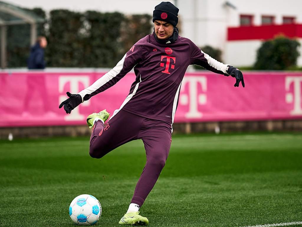Aleksandar Pavlovic vom FC Bayern trainiert mit dem Ball auf dem Trainingsplatz an der Säbener Straße.