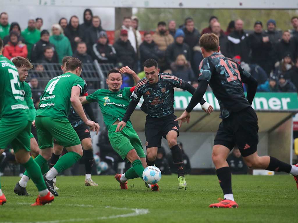 Arijon Ibrahimović vom FC Bayern im Zweikampf