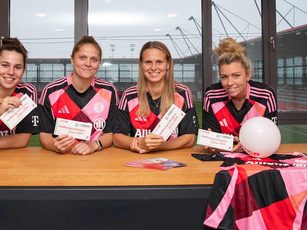 Lena Oberdorf, Anna Wellmann, Klara Bühl and Linda Dallmann from FC Bayern Women stand together at the German Bone Marrow Donor Centre's stem cell donation registration desk