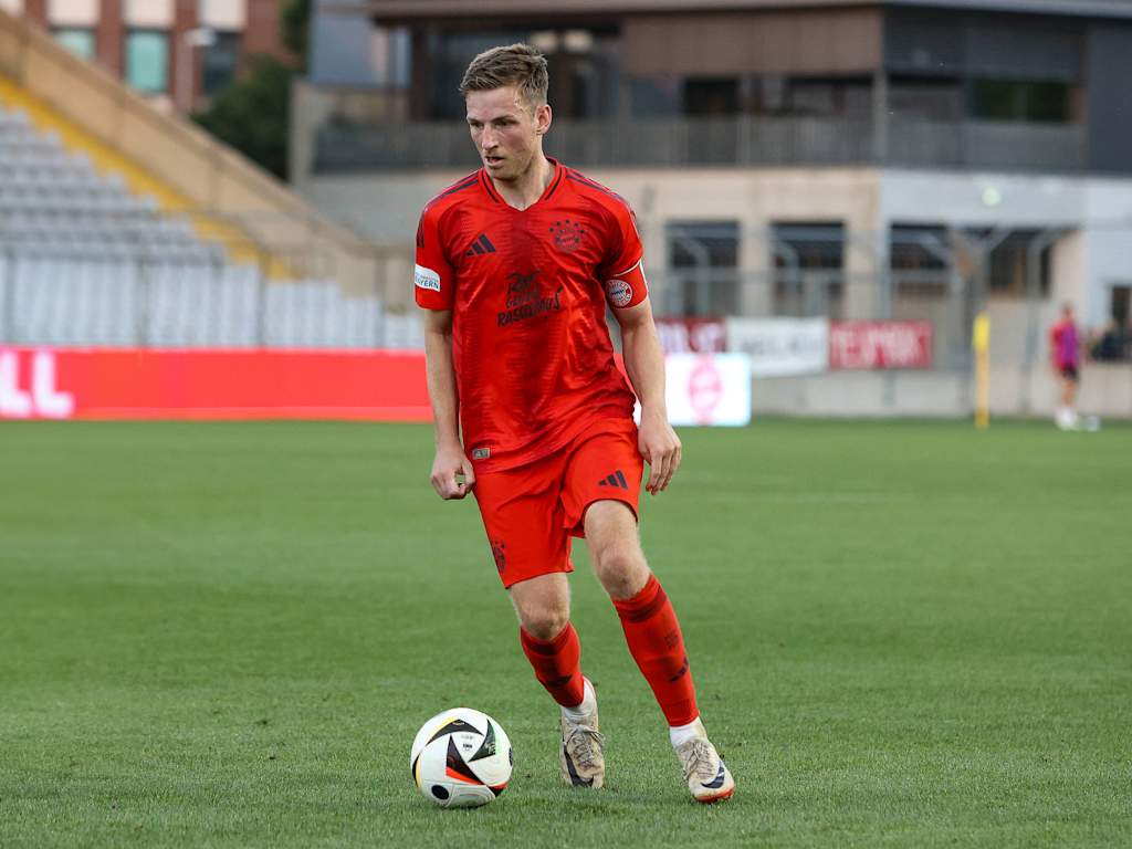 Timo Kern von den FC Bayern Amateuren mit Ball im Gruenwalder Stadion