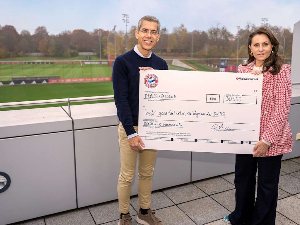 Michael Diederich übergibt einen Scheck in Höhe von 30.000 Euro an DKMS