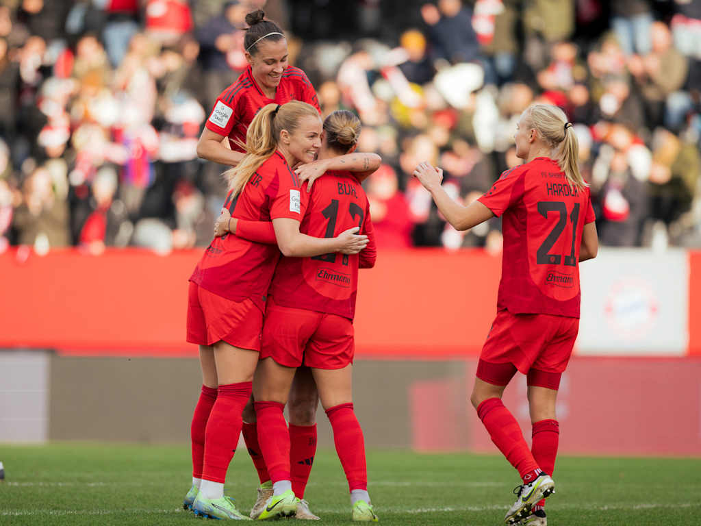 Viggósdóttir, Bühl, Zigiotti and Harder celebrate the win against FC Carl Zeiss Jena.