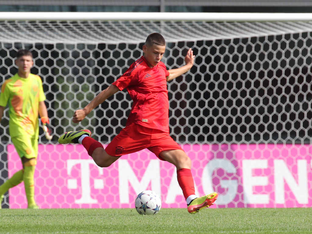 Ein Spieler der FC Bayern U15 beim Torabschluss.