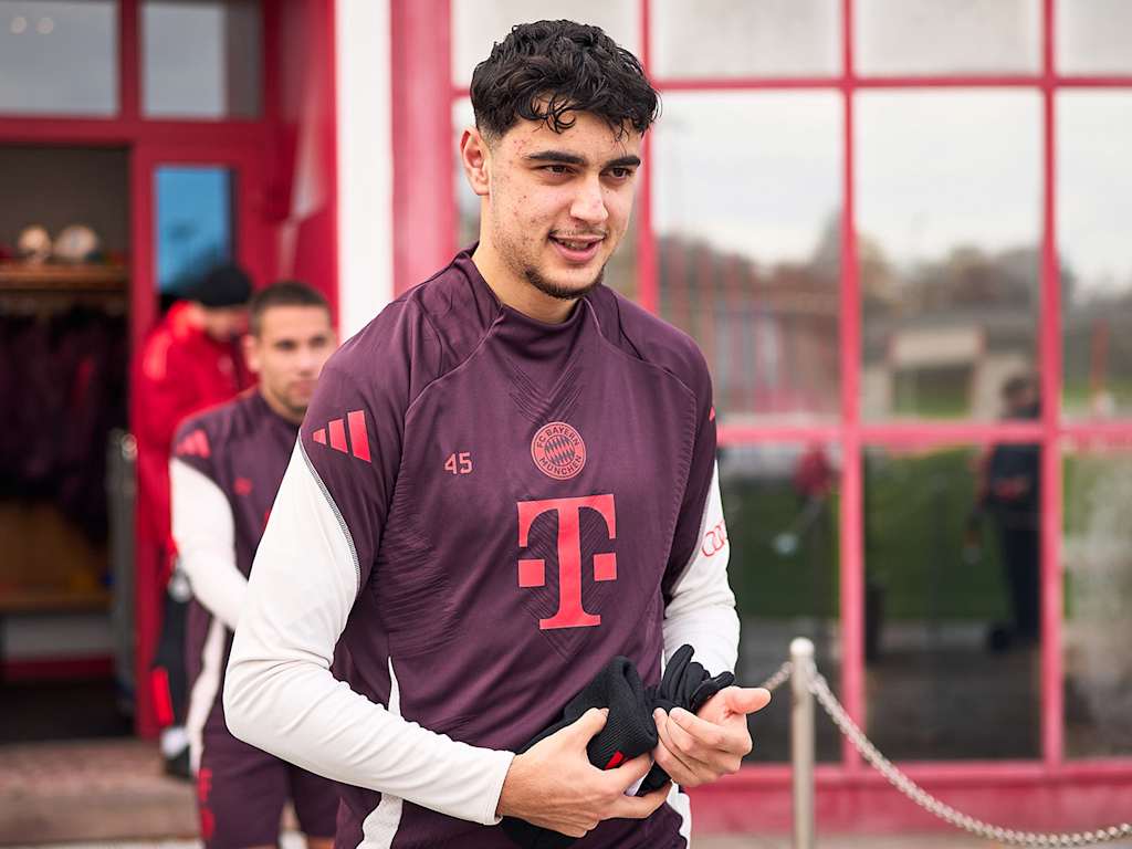 Aleksandar Pavlovic de camino al entrenamiento del FC Bayern