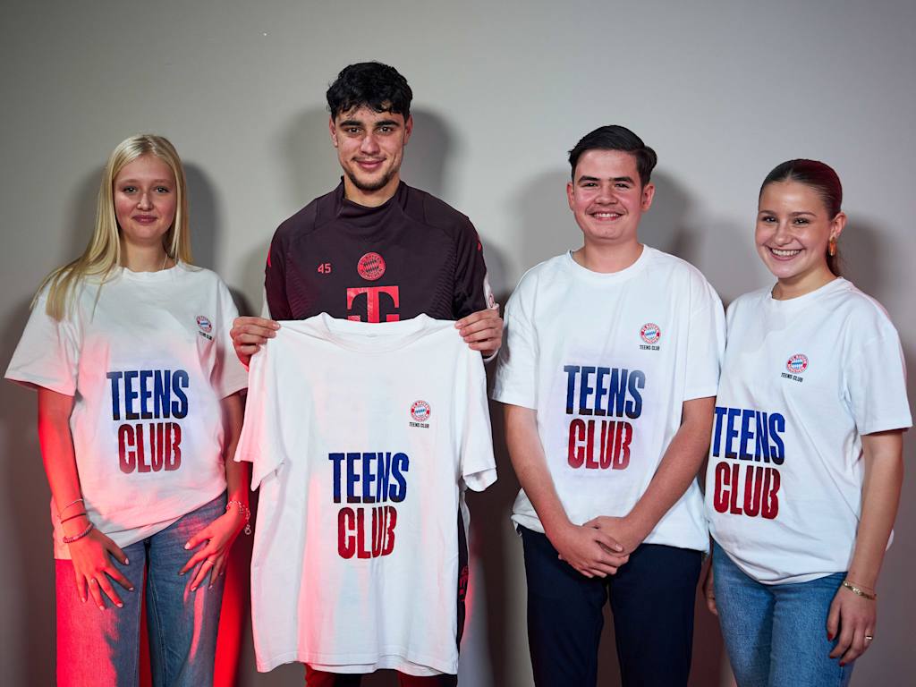 Aleksandar Pavlovic mit Mitgliedern des neuen FC Bayern TEENS CLUB.