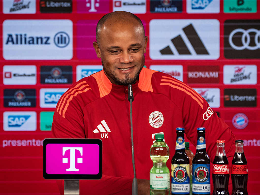 FC Bayern coach Vincent Kompany issues instructions in training