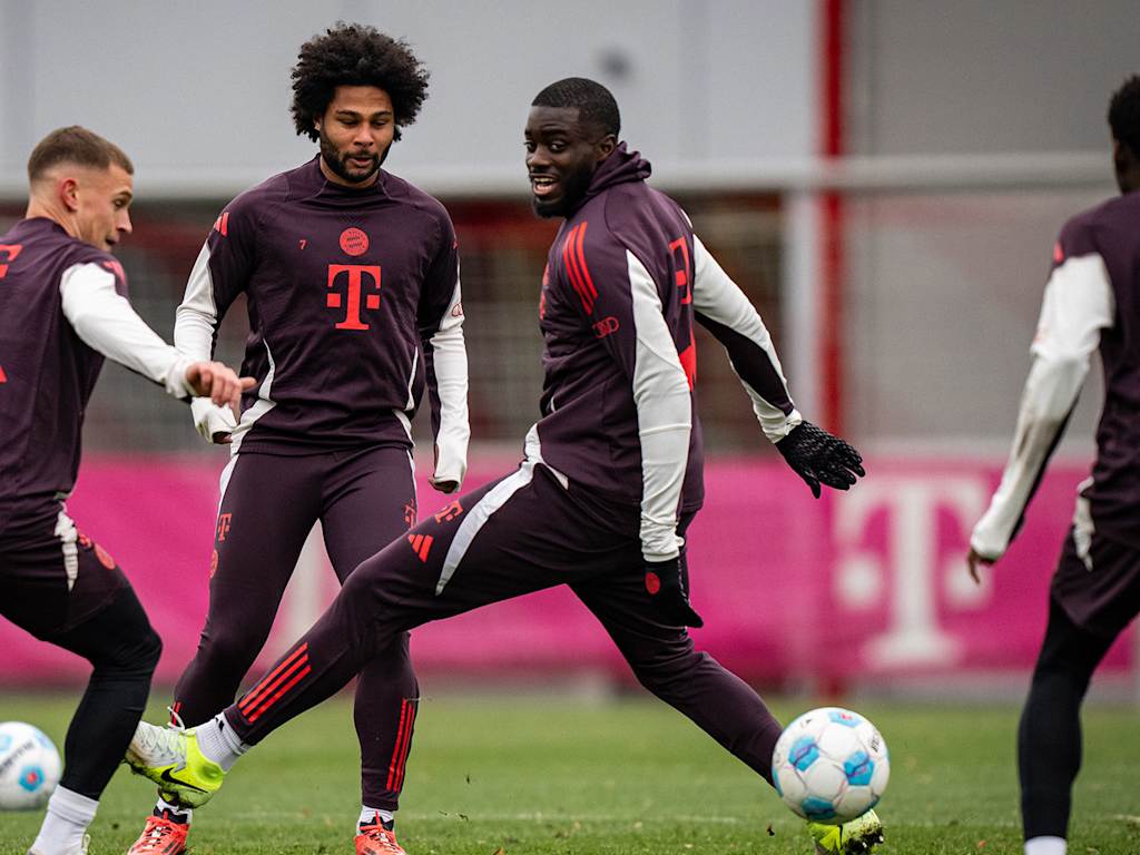 Dayot Upamecano blickt dem Ball im FC Bayern-Training hinterher.