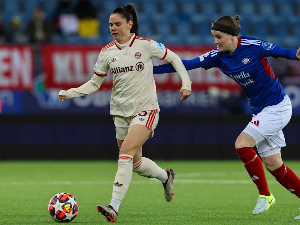 Sarah Zadrazil in a duel in FC Bayern Women's away match against Vålerenga