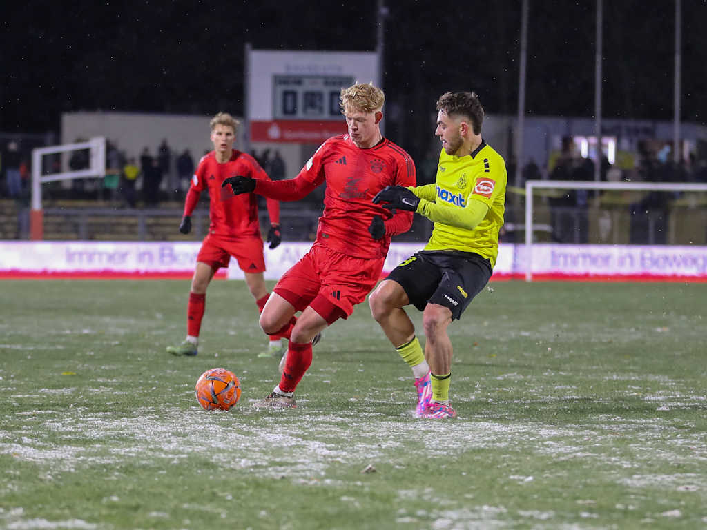 Lennard Becker vom FC Bayern im Zweikampf