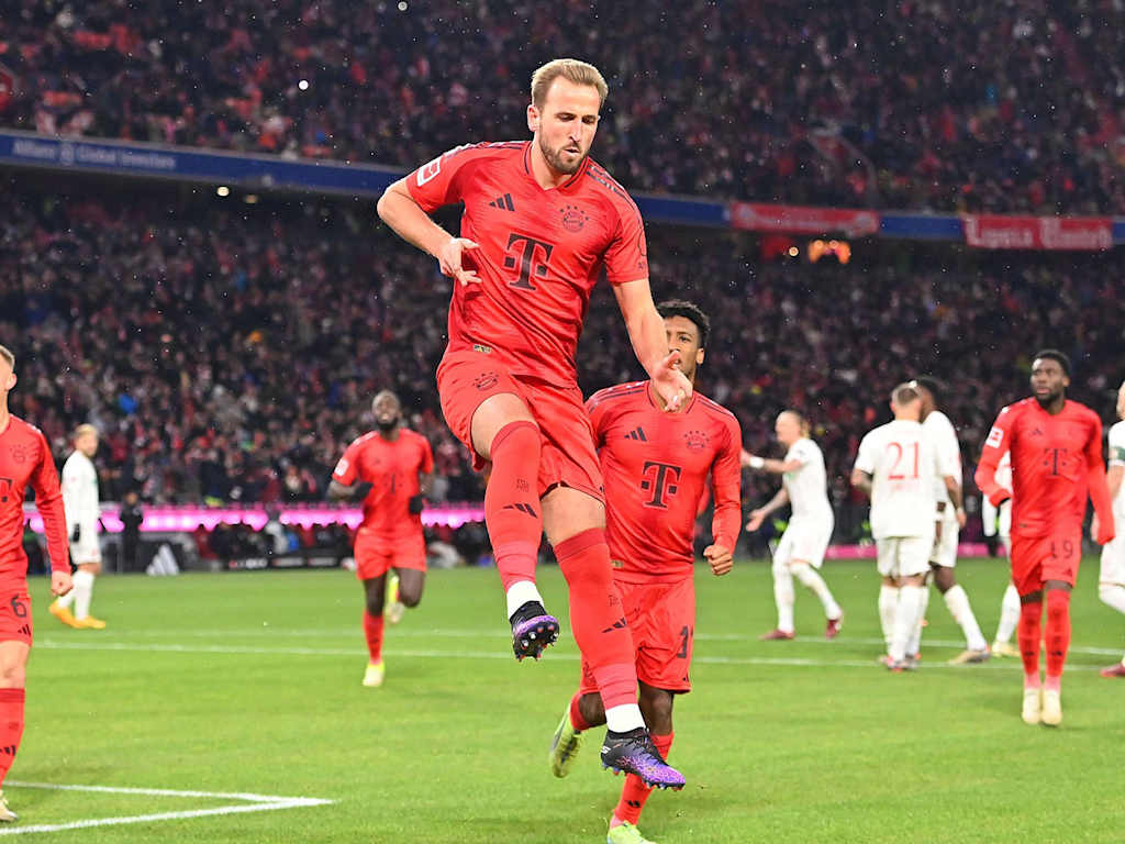 Harry Kane bejubelt eins seiner Tore gegen Augsburg