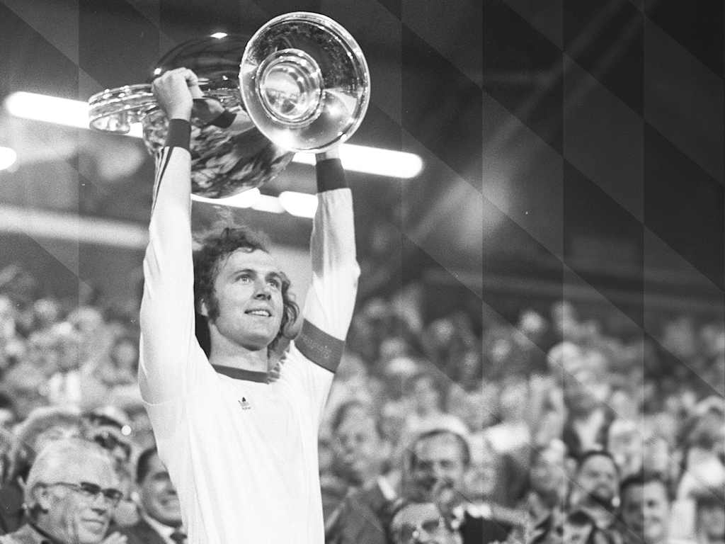 Historisch: Franz Beckenbauer hebt den Europapokal in die Luft