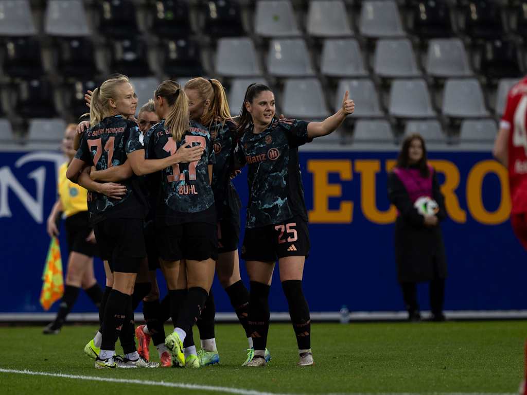 Team, celebrations, FC Bayern Women away to SC Freiburg
