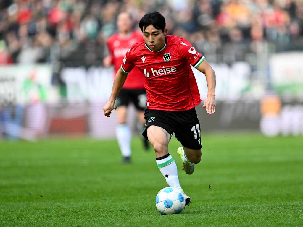 Hyunju Lee im Einsatz für Hannover 96 mit dem Ball am Fuß.