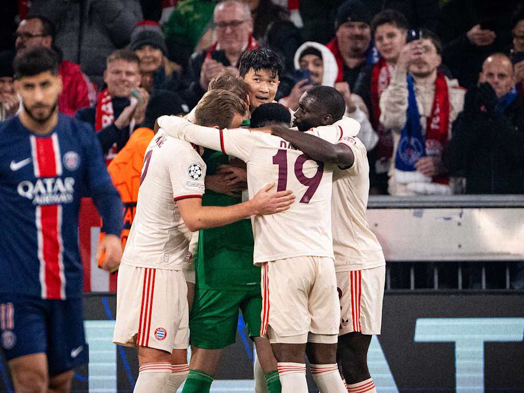 La plantilla del FC Bayern se abraza