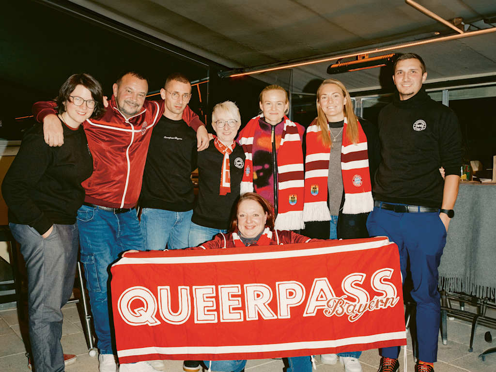 Pernille Harder und Magdalena Eriksson mit Mitgliedern des FC Bayern-Fanclub „QUEERPASS"