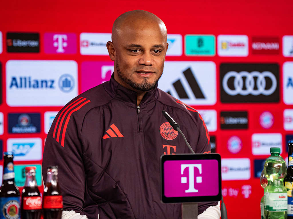 Vincent Kompany auf dem Podium im Pressetalk