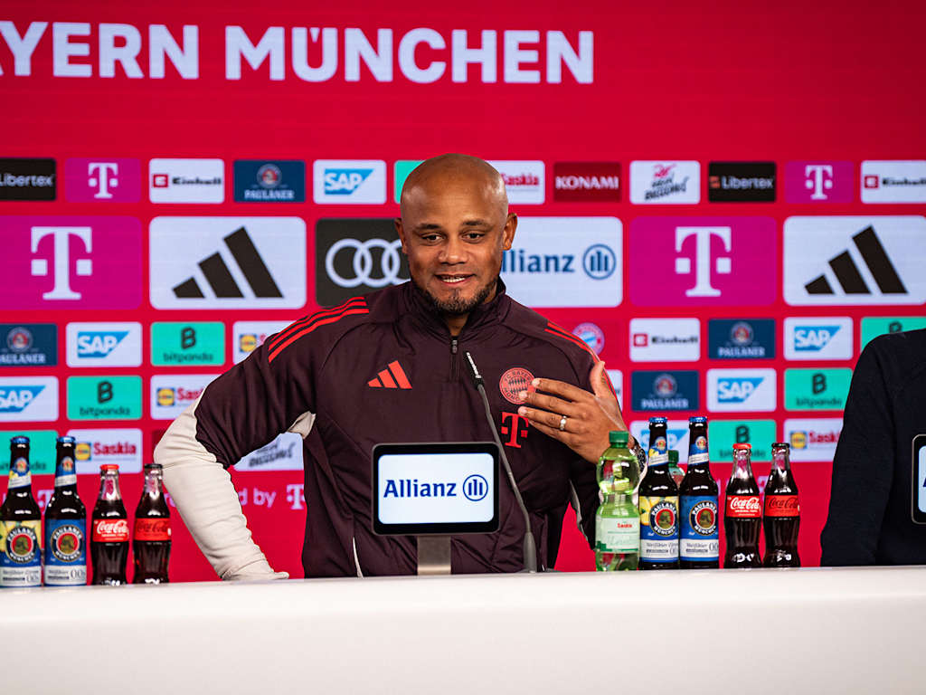 Vincent Kompany habla en la rueda de prensa del FC Bayern.