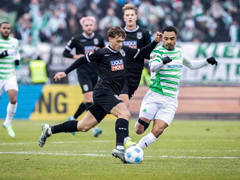 Maruice Krattenmacher im Einsatz für den SSV Ulm mit dem Ball am Fuß.