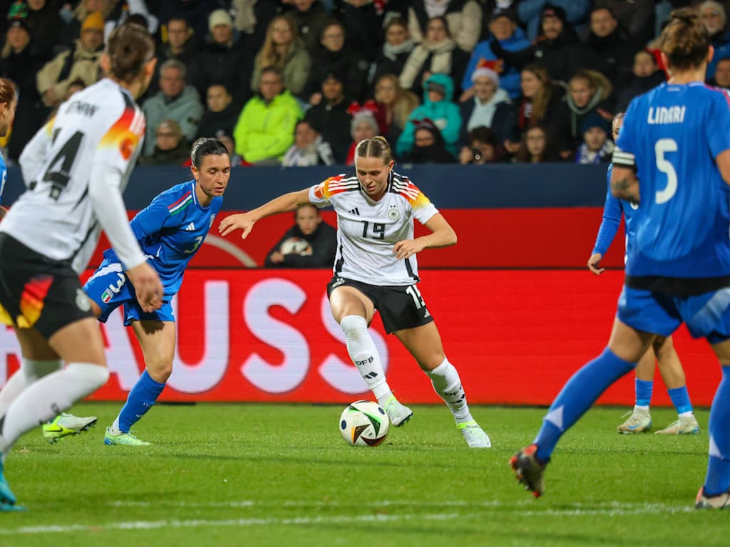 Klara Bühl with the ball at her feet surrounded by opponents in Germany's match against Italy.