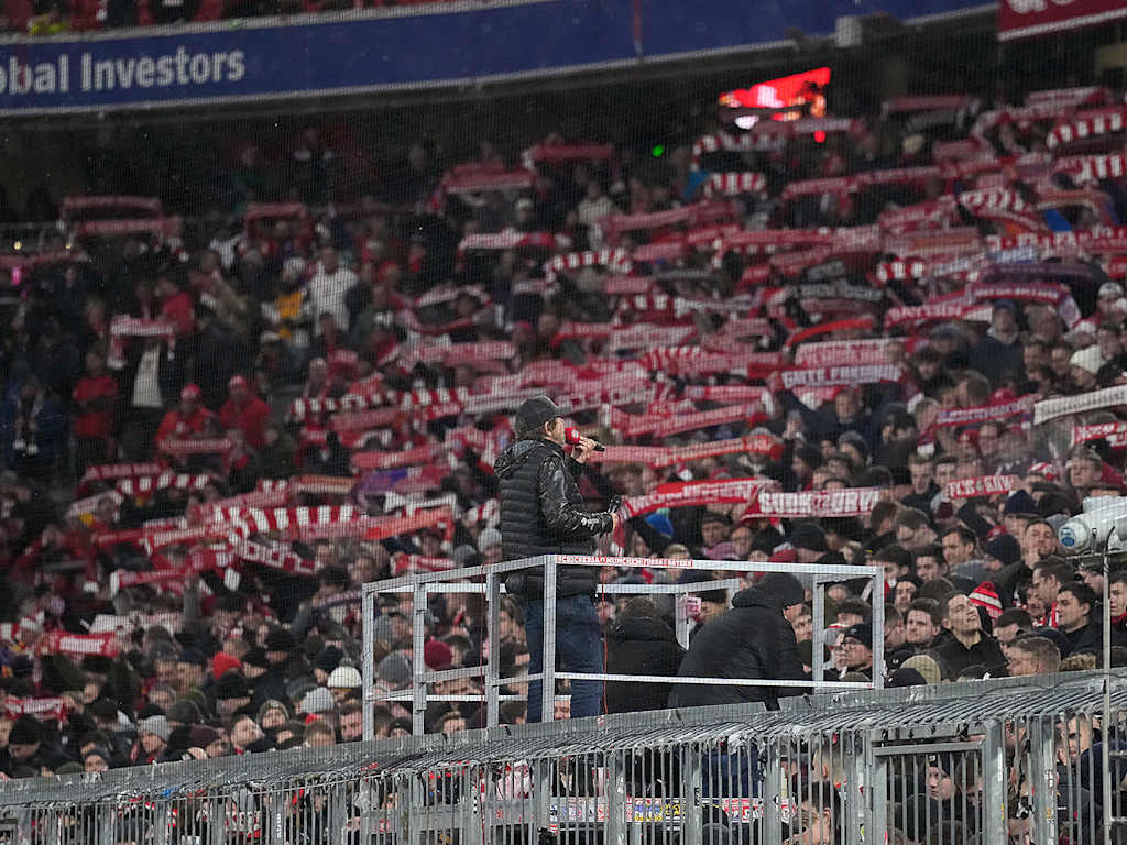 FC Bayern fans singing in the Allianz Arena's Südkurve with Jonas Kaufmann
