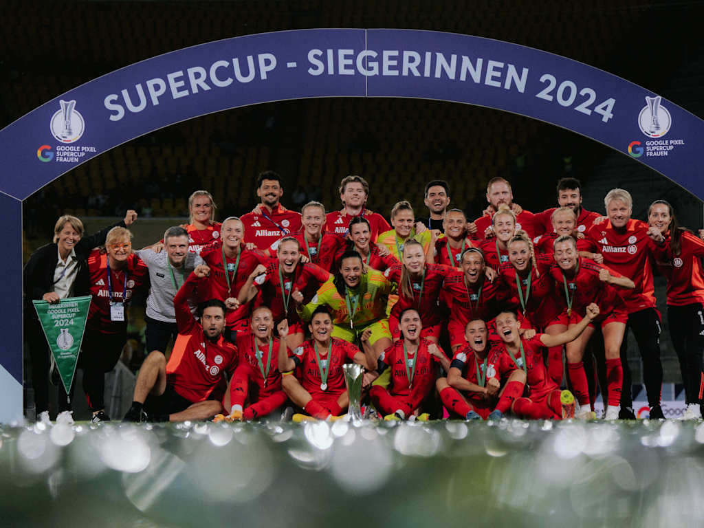 Siegerinnenbild nach dem Super Cup gegen Wolfsburg mit dem Pokal.