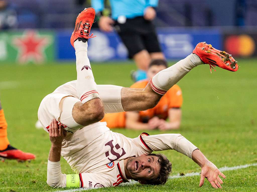 Thomas Müller rolls over after his goal