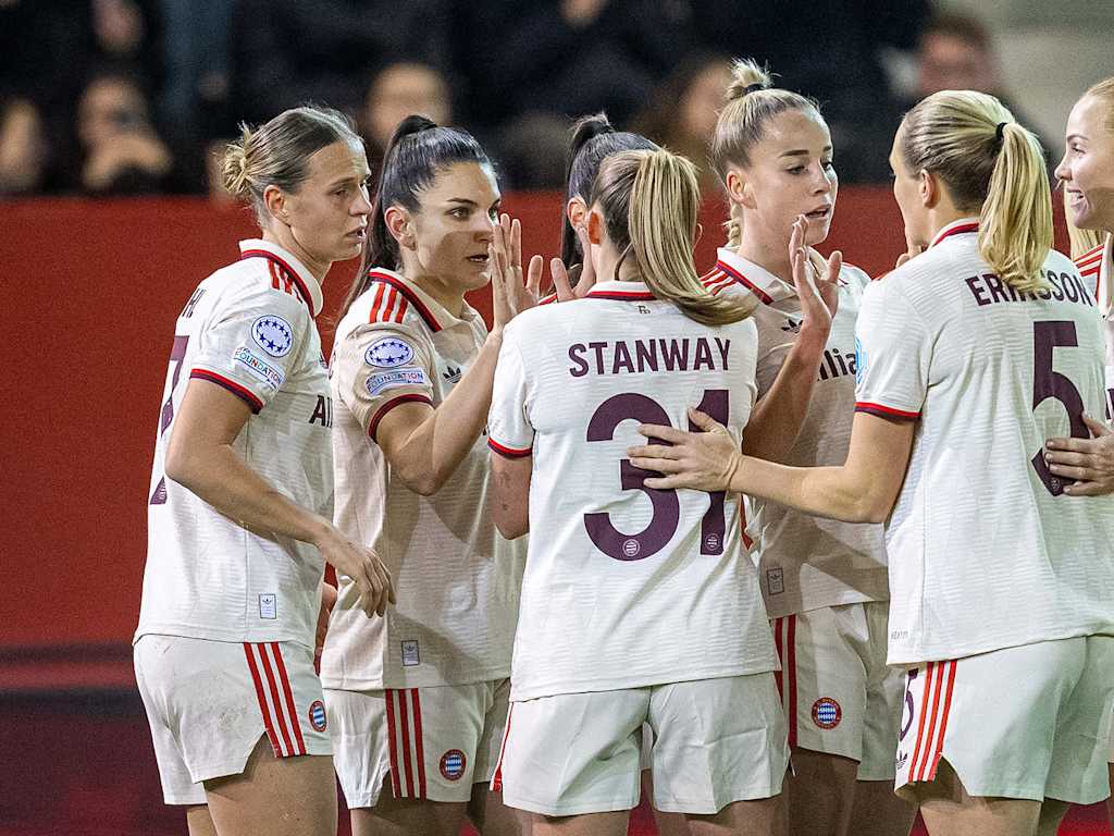 Team, Jubel, im Heimspiel der FC Bayern Frauen gegen Juventus Turin
