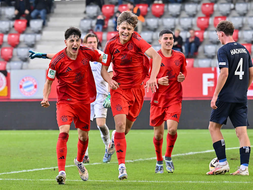 Deniz Ofli und Magnus Dalpiaz bejubeln ein Tor der U19 des FC Bayern