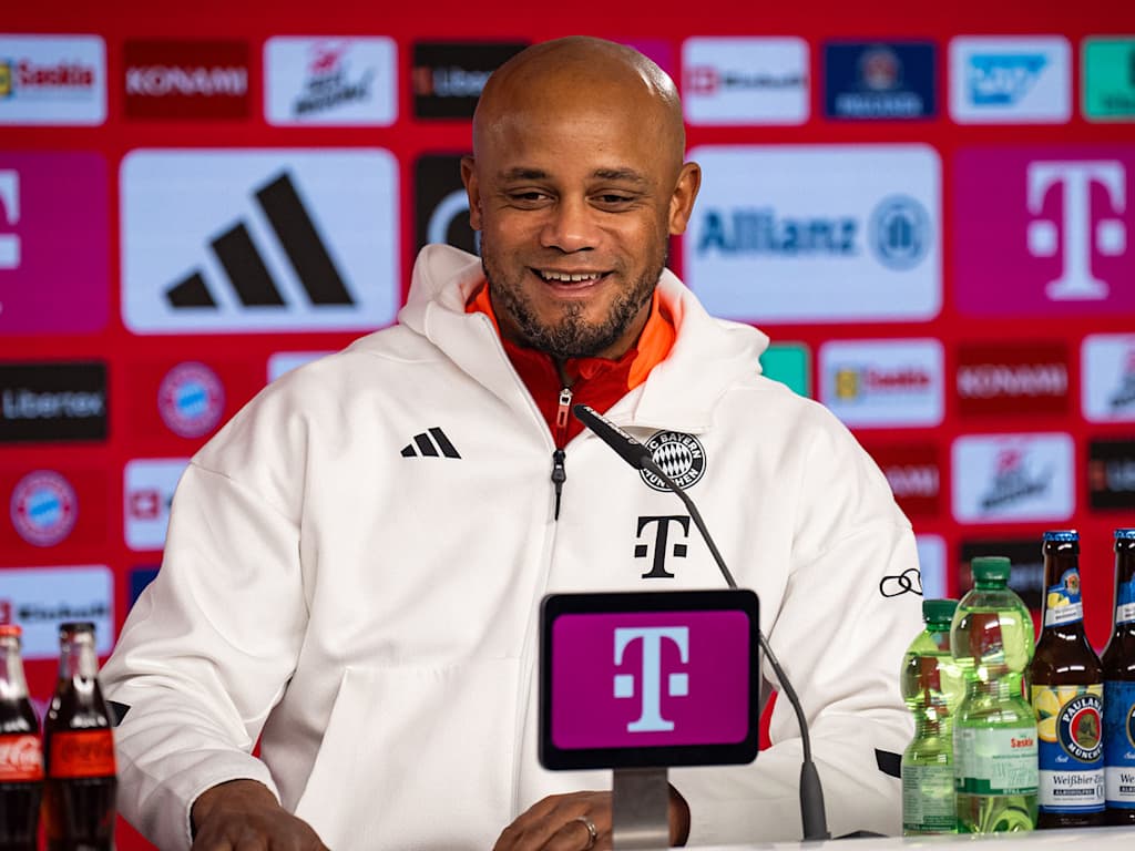 Vincent Kompany habla en la rueda de prensa del FC Bayern.
