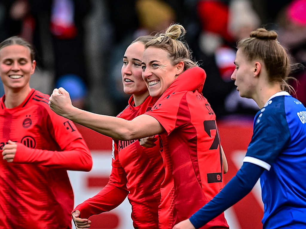 Carolin Simon and Sydney Lohmann celebrating in the match between FC Bayern Women and Turbine Potsdam