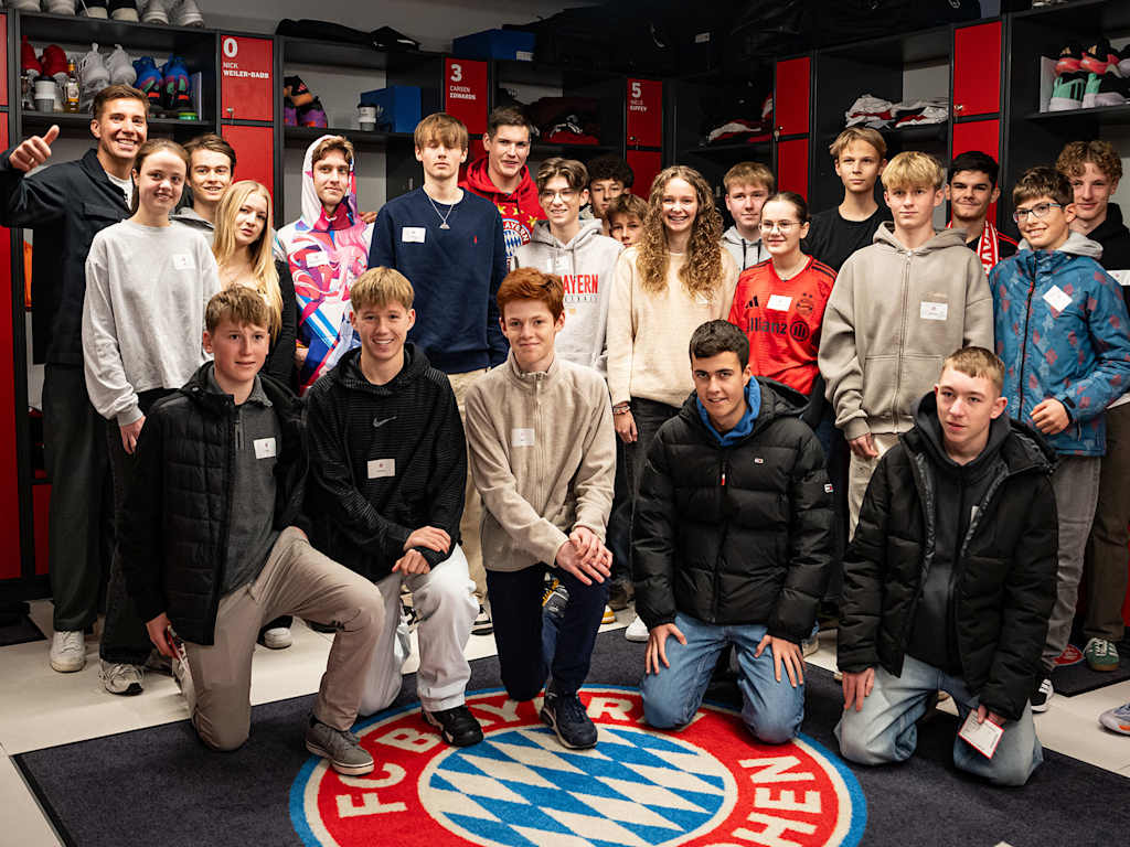 Die Mitglieder des Teens Club in der Kabine des FC Bayern Basketball